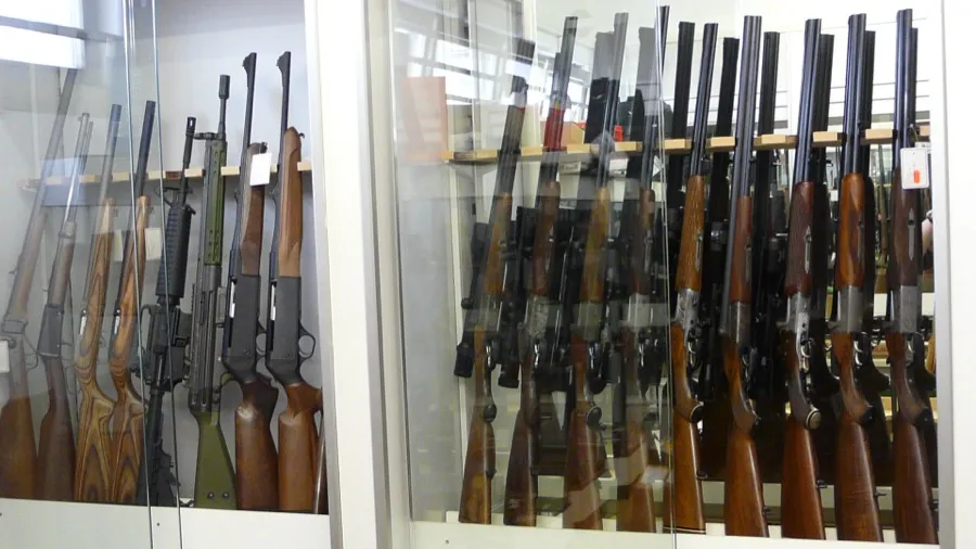 Waffenschrank im Verkaufsraum von Waffen Geus