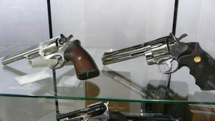 Kurzwaffen und Zubehör in der Vitrine
