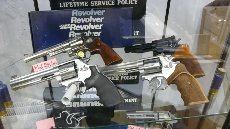 Revolver in der Vitrine bei Waffen Geus