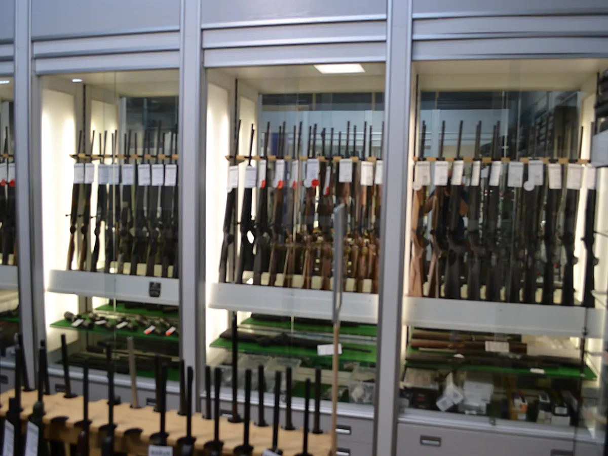Repetierbüchsen verschiedener Hersteller im Waffenschrank
