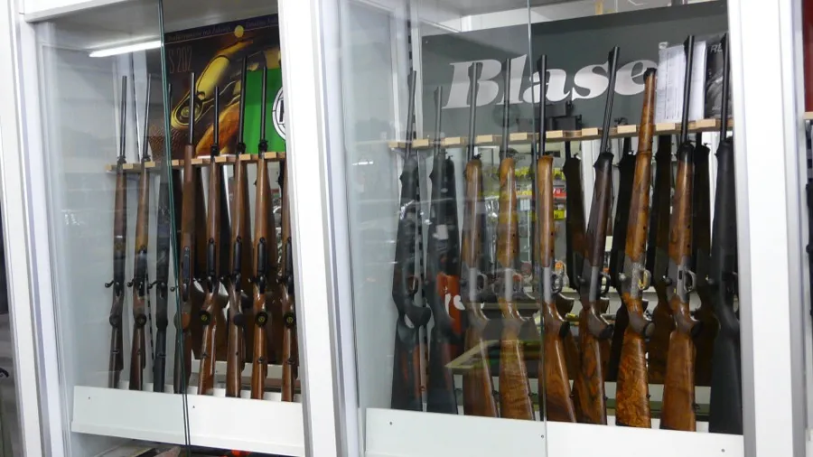 Neuwaffen namhafter Hersteller im Verkaufsraum