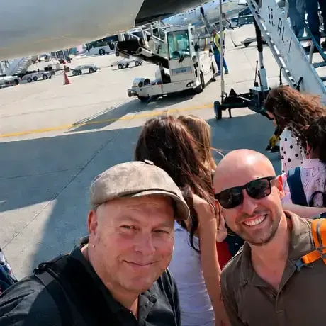 Stefan Geus mit Schiebermütze neben einem Mitstreiter am Flugzeug, auf dem Weg zur Europameisterschaft 2026 in Estland