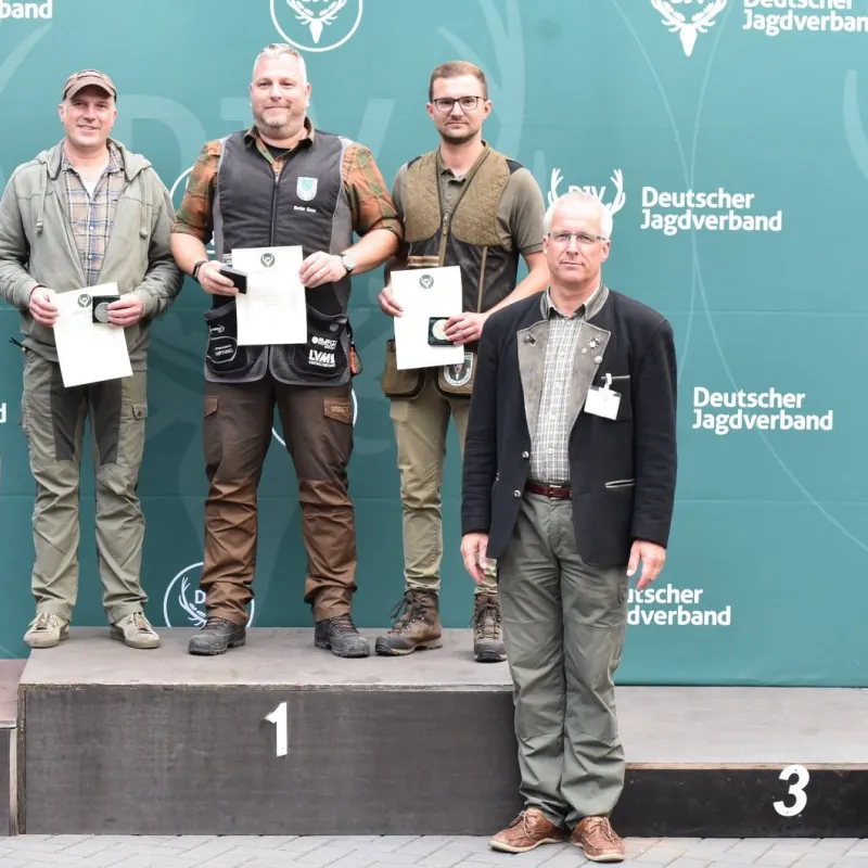 Siegerehrung beim Deutschen Jagdverband: Stefan Geus steht in der Mitte des Podests, mit Urkunde und Medaille