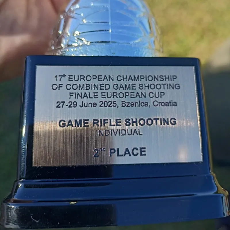 Pokal der 17. Europameisterschaft im kombinierten jagdlichen Schießen 2025 in Bzenica, Kroatien, mit der Gravur 2. Platz im Büchsenschießen, Einzel