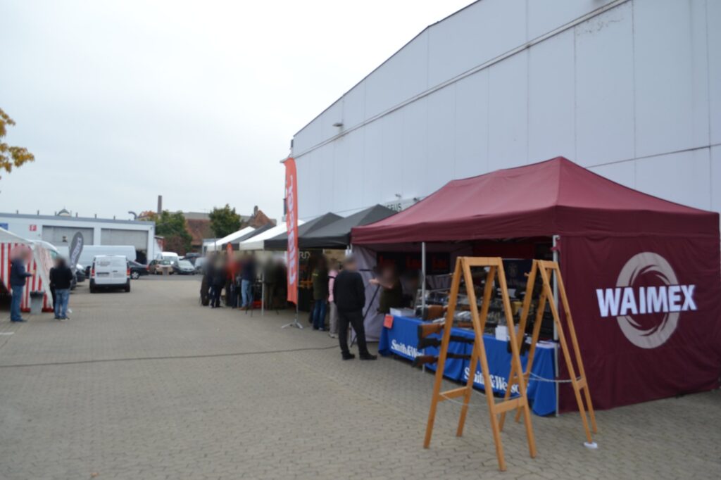 Zelte der Aussteller auf dem Hof bei der Hausmesse, rechts das Zelt von Waimex.
