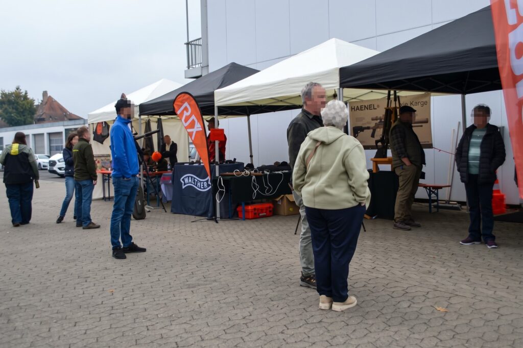 Besucher zwischen den Ausstellerzelten auf dem Hof.