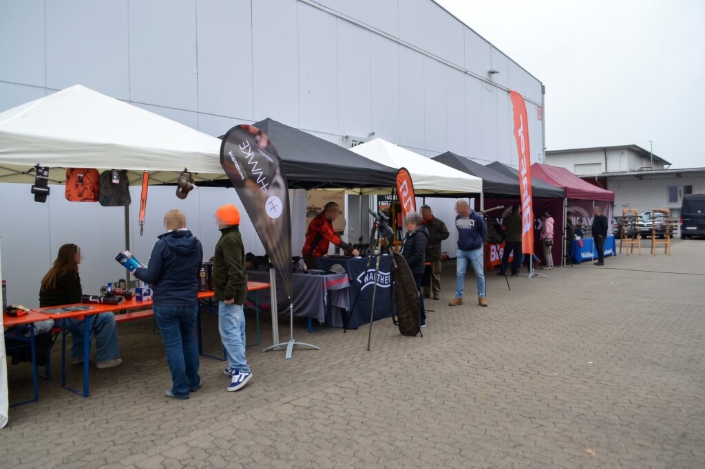 Aussteller und Besucher an den Zelten auf dem Hof.